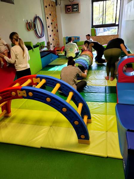 Cours de baby gym chez HEMA FAMILY : un moment de partage entre parents et enfants